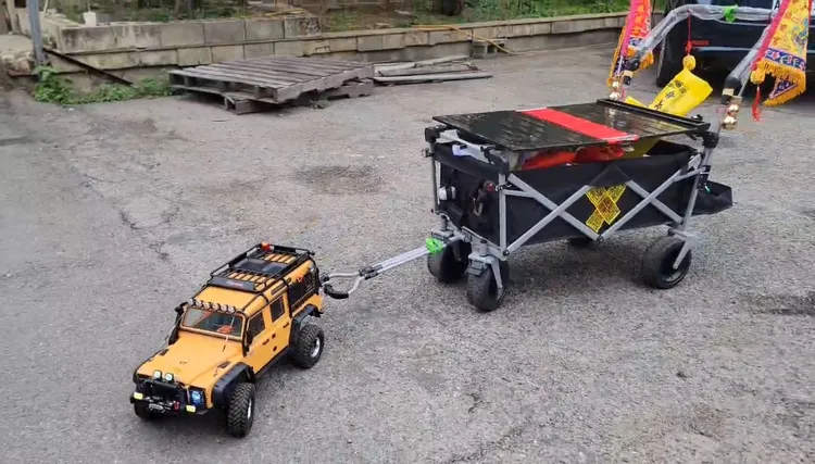 小小的遙控攀岩車扭力強，可以拖運行李，續航力也不算差。民眾提供