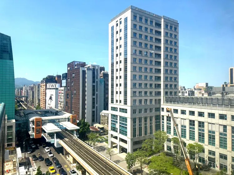 即使是相鄰的捷運站，房價差異也可能很大。民眾只要犧牲一點通勤時間，便有機會找到房價更實惠的捷運宅選項。永慶房產集團提供