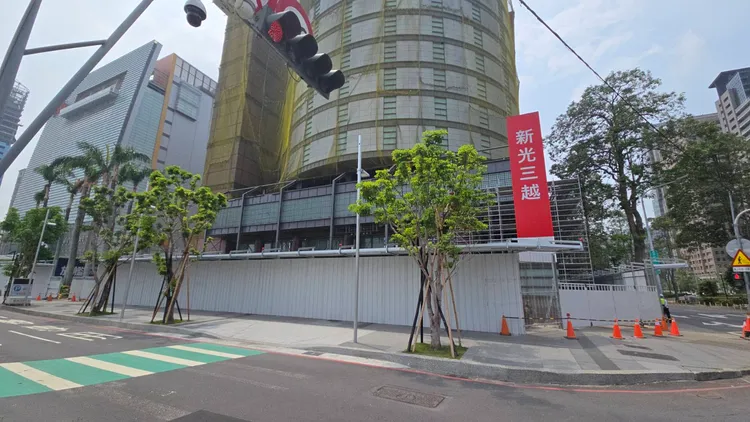台中新光三越現場種安全圍籬（含安全走廊）設置。翻攝自自台中市府網站