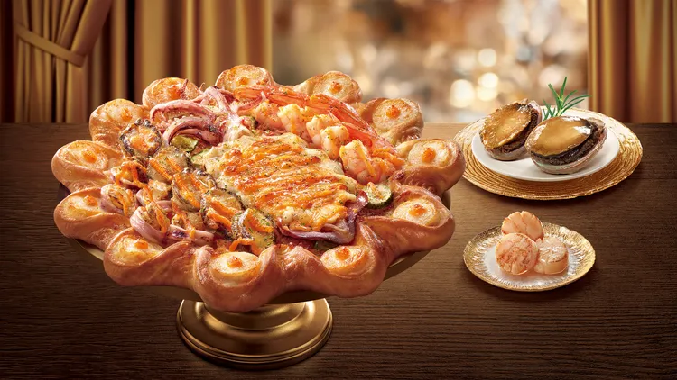 「魷你真好鮑魚干貝比薩」以限定花朵造型干貝餅皮呈現。必勝提供