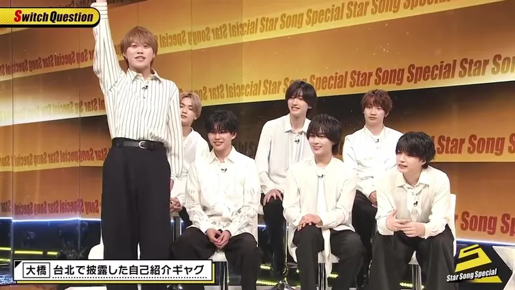 大橋和也（左）沒忘中文打招呼語「吃多了布丁，屁股變得估溜估溜」。翻攝Star Song Special 