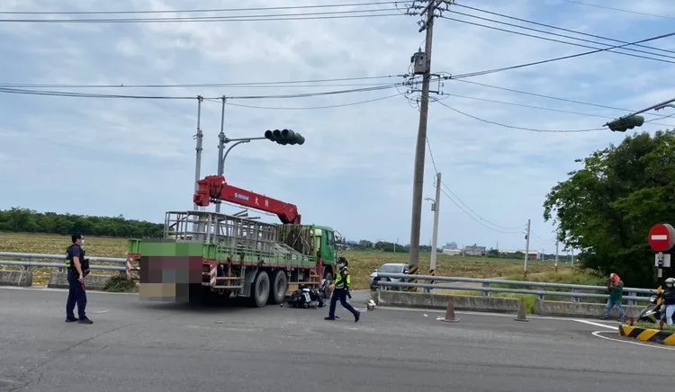 大貨車左轉碰撞機車，男騎士倒地不治。翻攝畫面