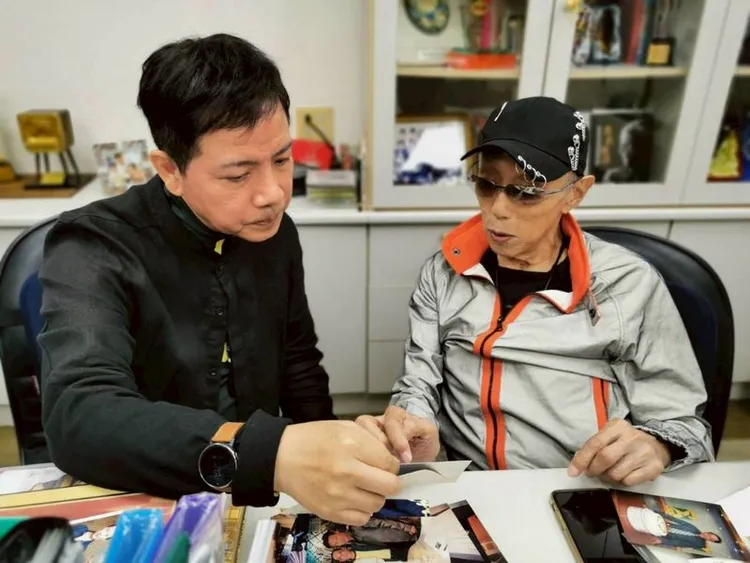 葉天健（右）在「生前歡聚會」舉辦之前，與陳凱倫討論細節。陳凱倫提供