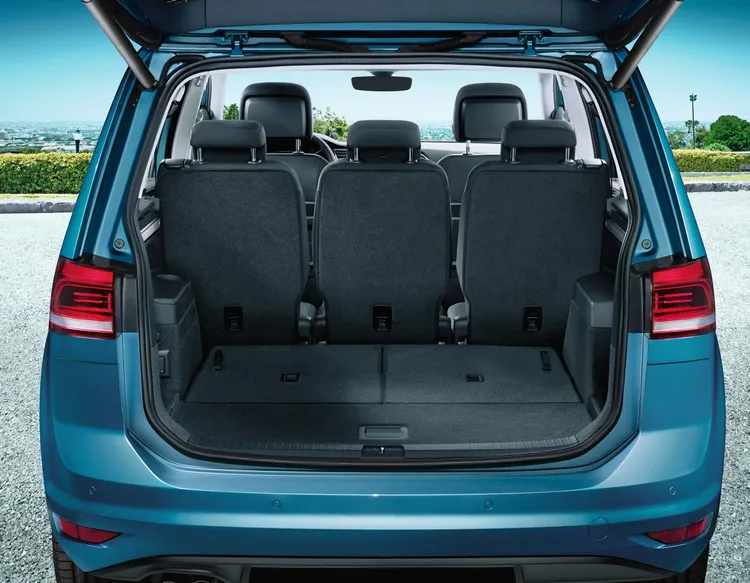 若將Touran第二、三排座椅完全放倒，行李廂空間更可擴充至1857公升。業者提供