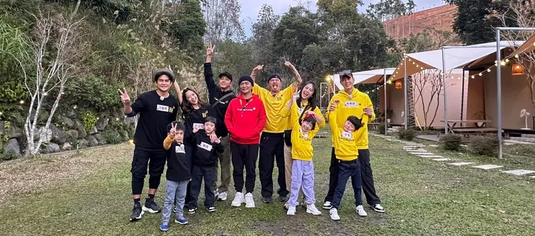 Terry（左起）、貝童彤、謝坤達、吳宗憲、KID、黃小柔、吳東諺等帶孩子們出外景。綜藝玩很大提供