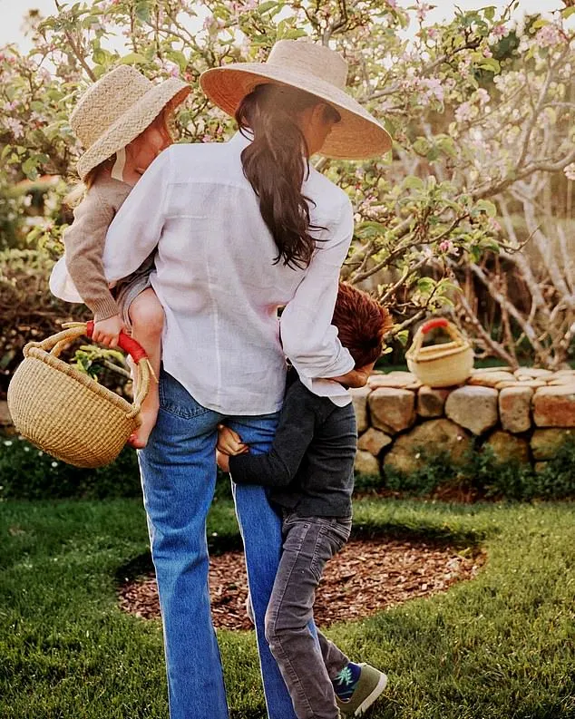 梅根曾分享與兒子亞契、女兒莉莉貝的天倫照，但很小心不讓他們露臉。