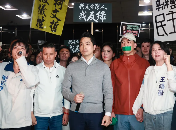 台北市長蔣萬安現身北檢外、聲援國民黨抗議行動。彭欣偉攝