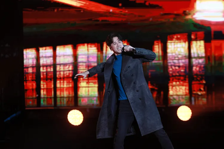 李聖傑和夏宇禾當街廝磨。彭欣偉攝