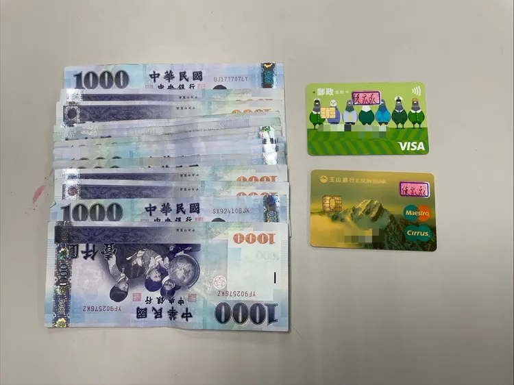 警方在車手身上起出2張提款卡、剛領到的15000元詐款。翻攝照片