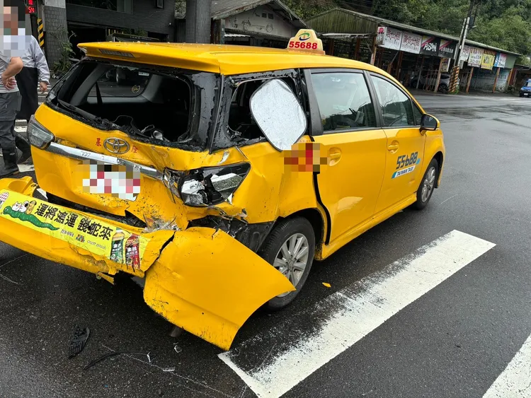 停等紅綠燈的計程車慘遭追撞，導致車尾出現嚴重損傷。翻攝照片