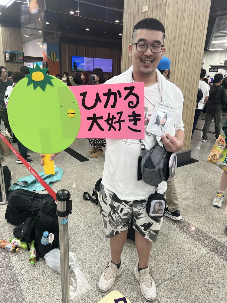 新竹男粉絲獲得偶像手指愛心，興奮吶喊「好幸福」。陳薇安攝