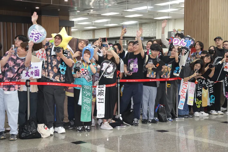 近400名粉絲別出心裁戴頭套、板子等應援物，歡迎櫻坂46。彭欣偉攝