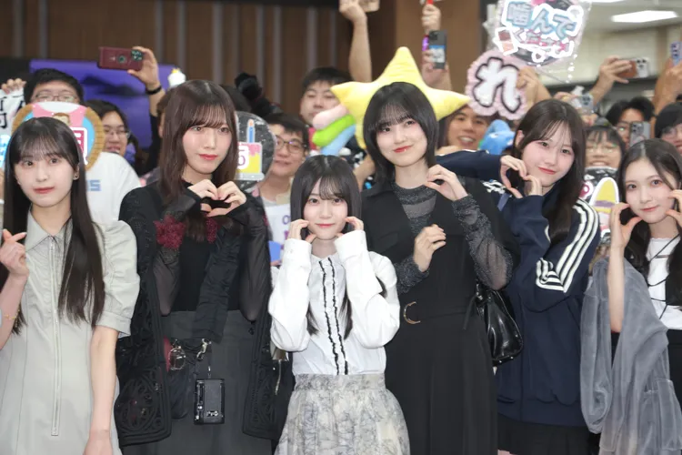 村井優（左起）、村山美羽、山下瞳月、的野美青、向井純葉、谷口愛季放送各種愛心。彭欣偉攝