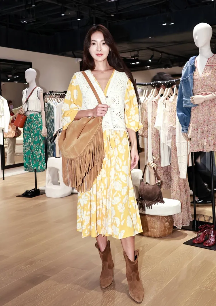 吳速玲以AGIANI印花長洋裝搭配麂皮流蘇包。攝影中心攝