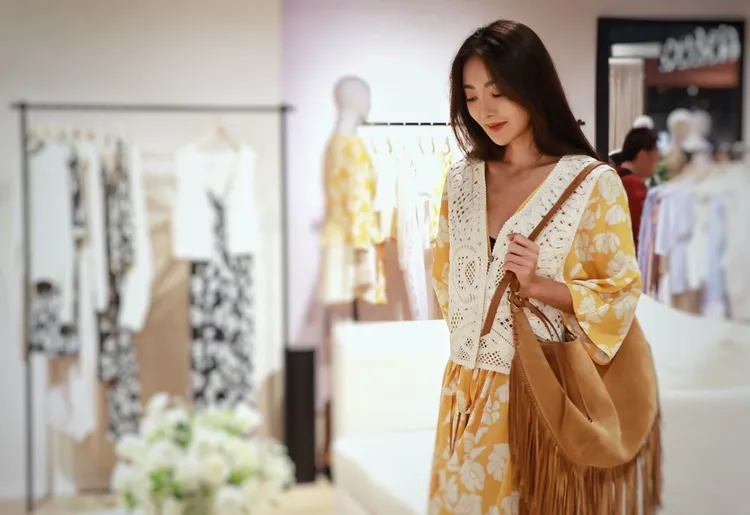 吳速玲笑說今日的浪漫造型讓嘴角忍不住上揚。攝影中心攝