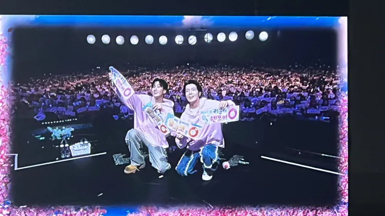 東海（右）、銀赫跟粉絲大合照，約定D&E去大巨蛋演出。讀者提供