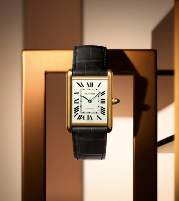 卡地亞Tank Louis Cartier腕錶推出全新大型款。品牌提供