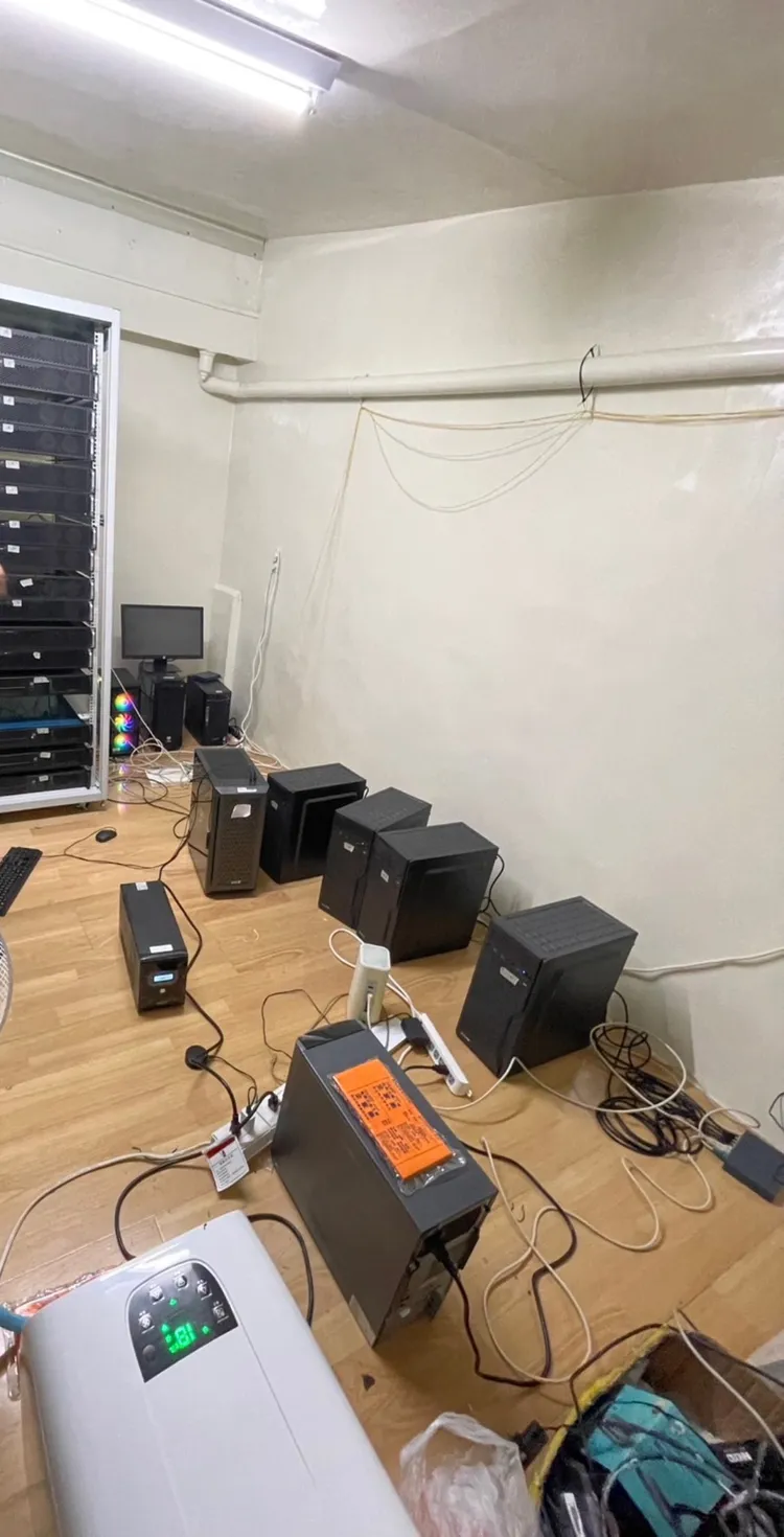 民宅地上都是為詐團服務的工作電腦。翻攝畫面