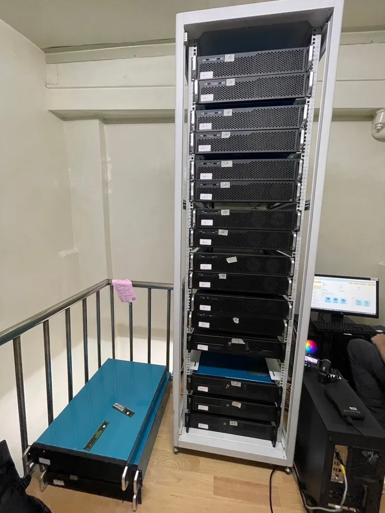 機房內伺服器架設比人還高。翻攝畫面