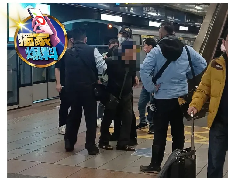 嫌犯搶了包包後還沒來得及躲進車廂，就被趕來的警方與保全抓住上銬。爆料人提供