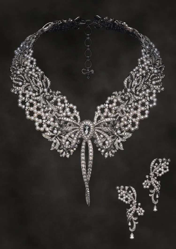 珍珠鑽石蕾絲項鍊1870萬元、珍珠鑽石蕾絲耳環218萬元。品牌提供