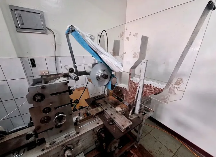 彰化埔心鄉某民宅經營私菸工廠被查獲。移民署提供