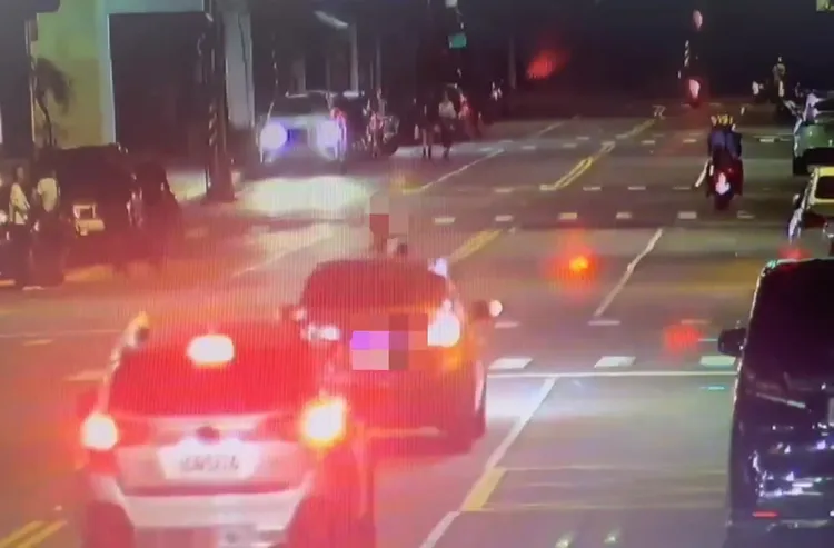 男子坐在行駛中汽車引擎蓋上。翻攝畫面