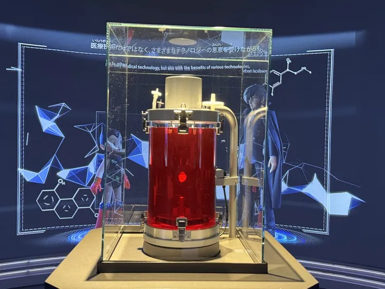 日本保聖那集團展出在跳動的迷你心臟（紅色液體內）。中央社