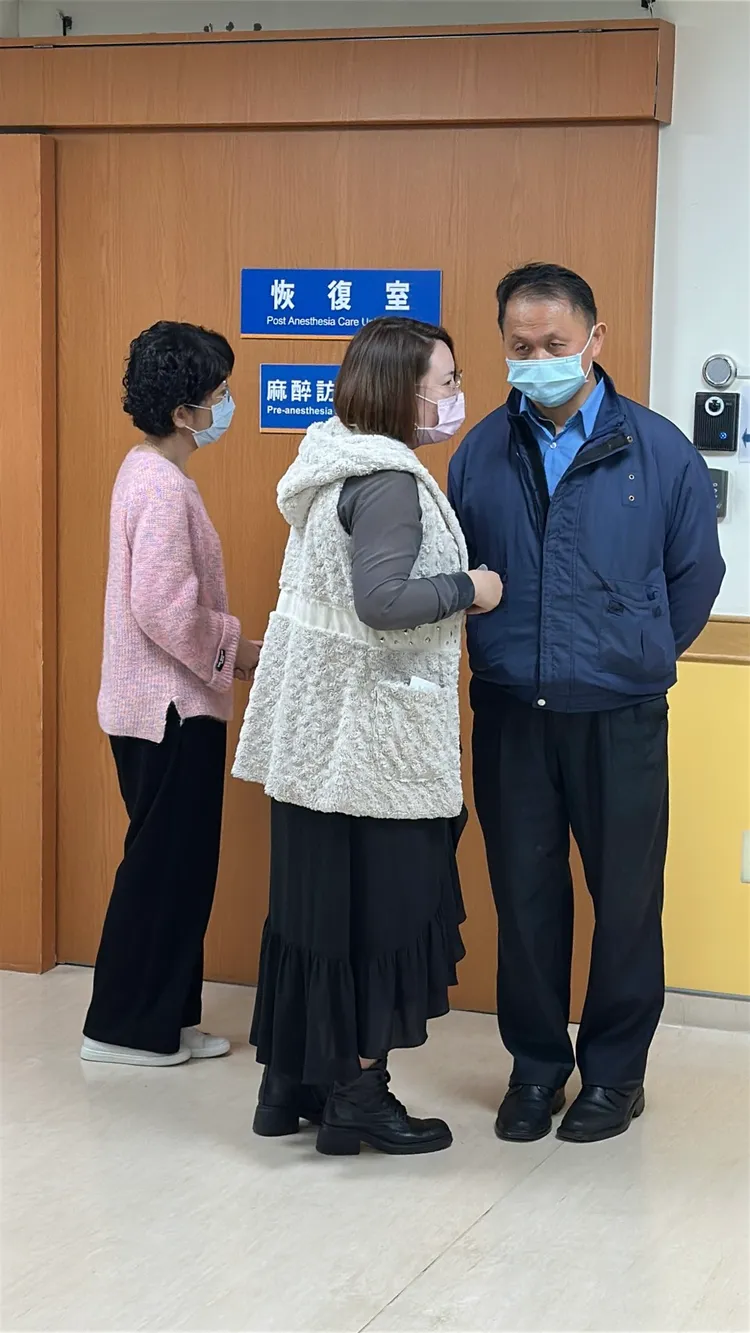陳佩琪(左一)癡守恢復室門口，醫院公關(中間者)協助了解丈夫狀況。曾佳俊攝