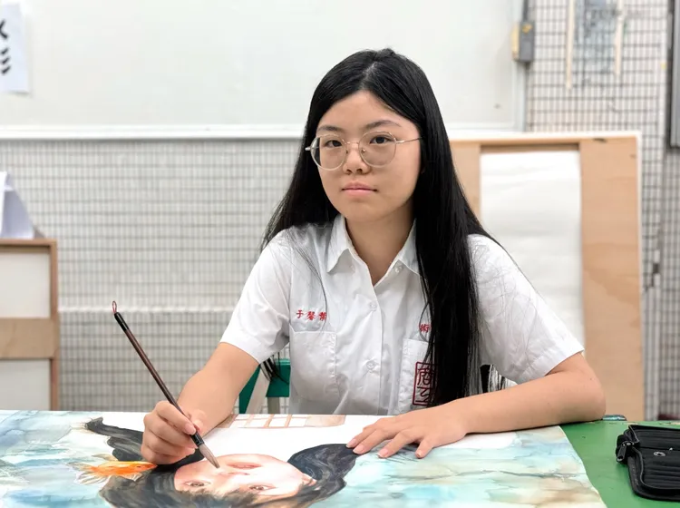 復興商工美術科葉馨于同學水彩創作，感謝得到獎學金的肯定與激勵。教育局提供