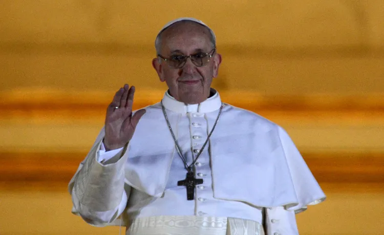 方濟各當年當選新教宗，在聖伯多祿廣場上方陽台，向信徒揮手致意。路透資料照