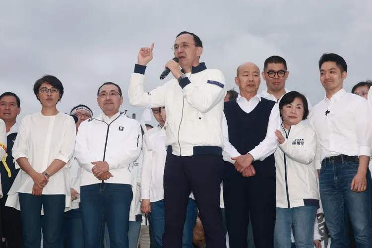 國民黨主席朱立倫（中間拿麥克風者）本月26日號召支持者至總統府前集會。彭欣偉攝