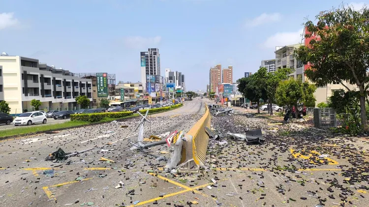 現場一片狼籍，灑落的螺絲綿延數百公尺。翻攝畫面