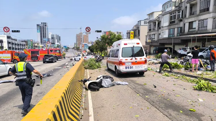 聯結車失控追撞21汽機車，現場一片狼籍。翻攝畫面
