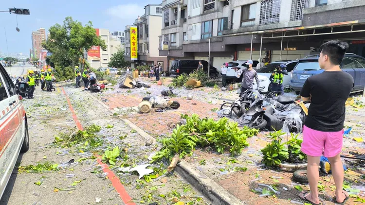 聯結車失控追撞21汽機車，現場一片狼籍。翻攝畫面
