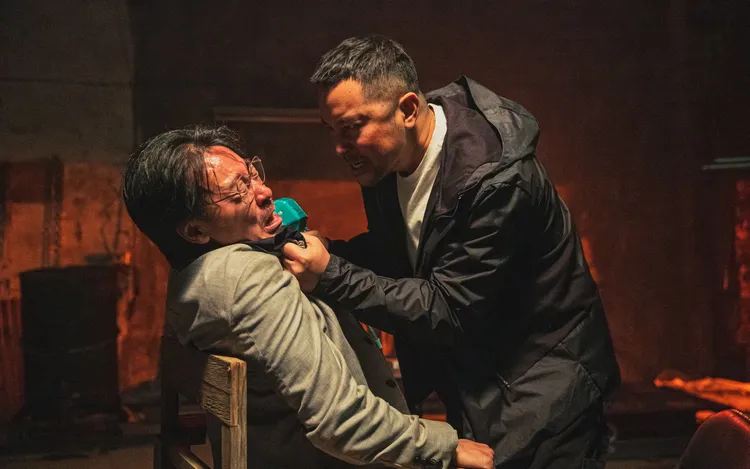 尹昭德（左）遭張孝全的釘槍攻擊。華映娛樂提供