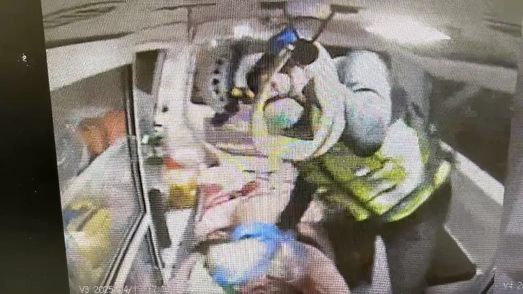 持刀挾持女友並與警方對峙的蔡姓男子，被警方連開2槍，送醫不治。民眾提供