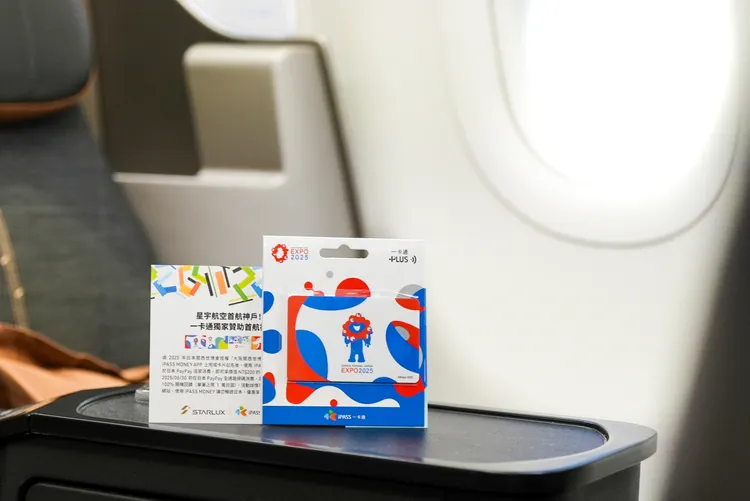星宇航空為今日搭乘首班機旅客們準備大阪世博會特別版一卡通。星宇航空提供