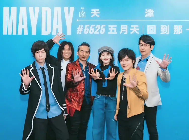 《難哄》女主角章若楠（右三）也朝聖五月天。翻攝五月天微博