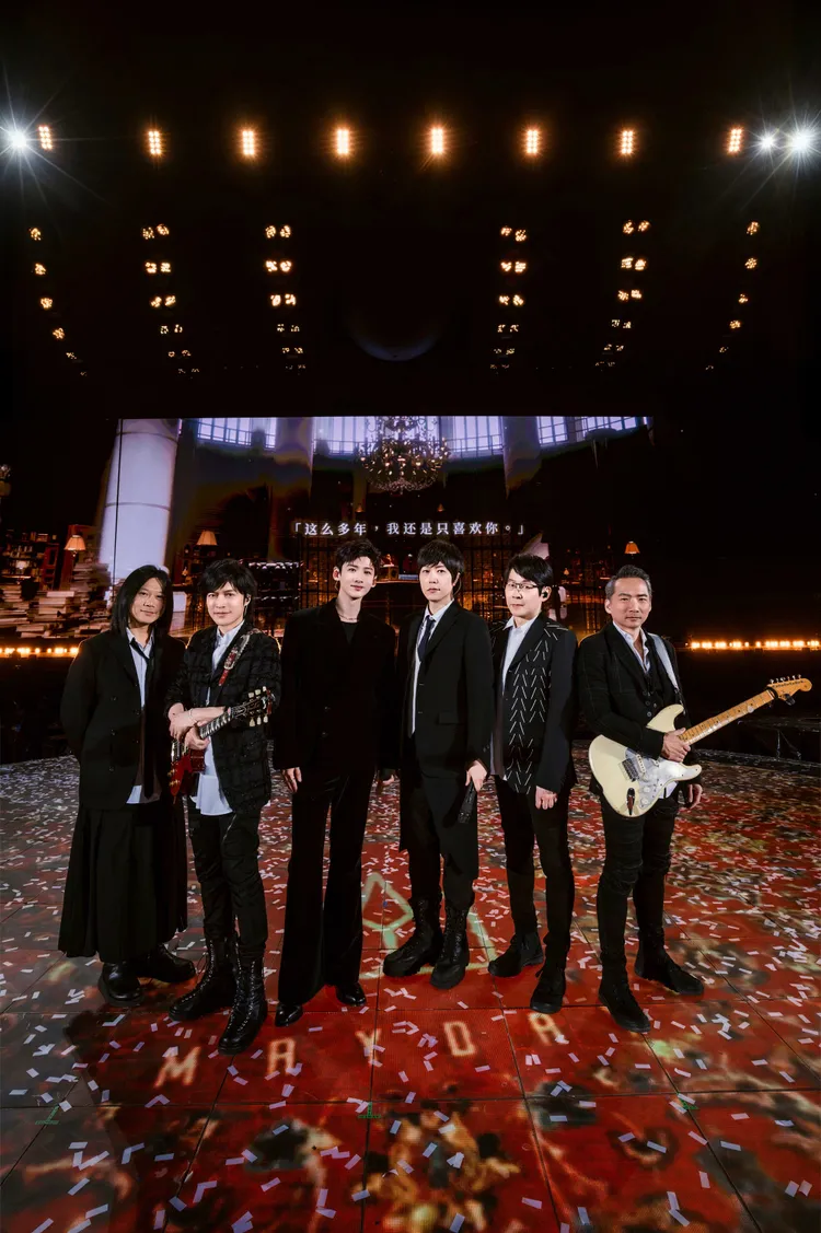 白敬亭（左三）昨晚擔任五月天巡演嘉賓，成全網熱議話題。相信音樂提供