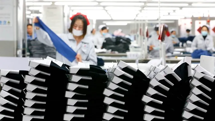 納瓦洛深信，中國偷走美國的工作機會，中國吃掉美國的午餐。圖為中國製衣工廠。資料照片