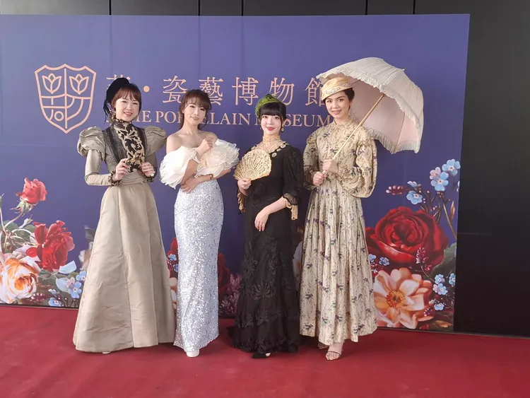 模特兒穿上19世紀歐洲古董衣。業者提供