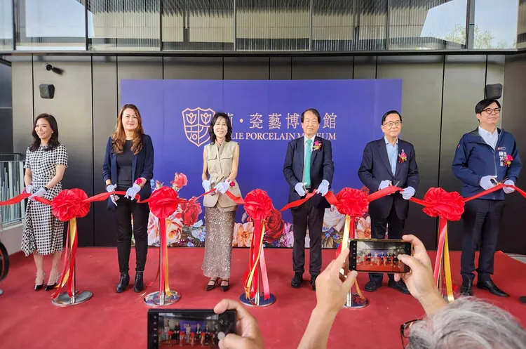 開幕剪綵邀請高雄市長陳其邁(右起)、陳水扁前總統、博物館創辦人朱莉、高雄市觀光局長高閔琳、博物館首席執行官石裴莉。業者提供