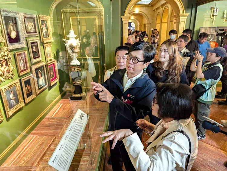 博物館執行顧問為市長陳其邁等貴賓做導覽。業者提供