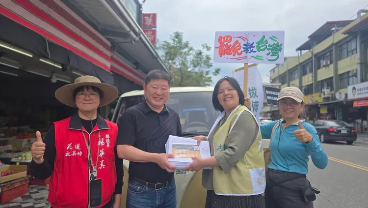 花蓮縣議會議長張峻（左二）及無黨籍議員楊華美（左）都投入這次罷免傅崐萁連署行動。翻攝張峻臉書