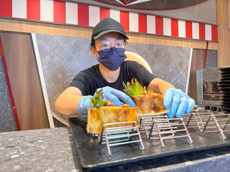 「Oh my!原燒 台中西屯家樂福店」自助吧提供入座即食的薑燒豬肉飯、巧達海鮮濃湯、焦糖牛肉吐司、南瓜蛋沙拉及霜淇淋飲料等逾50道菜色。王品集團提供