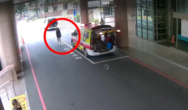 蔡女從前方民間救護車下來後，就把消防局救護車開走。翻攝照片