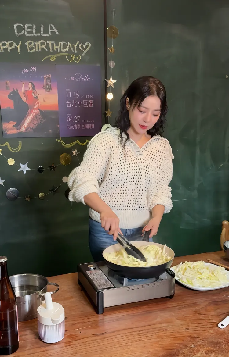 丁噹直播下廚煮豬腳麵線。相信音樂提供