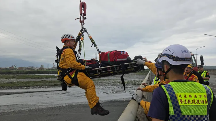 特搜隊員以垂降方式將墜落東華大橋男子救起。花蓮縣消防局提供
