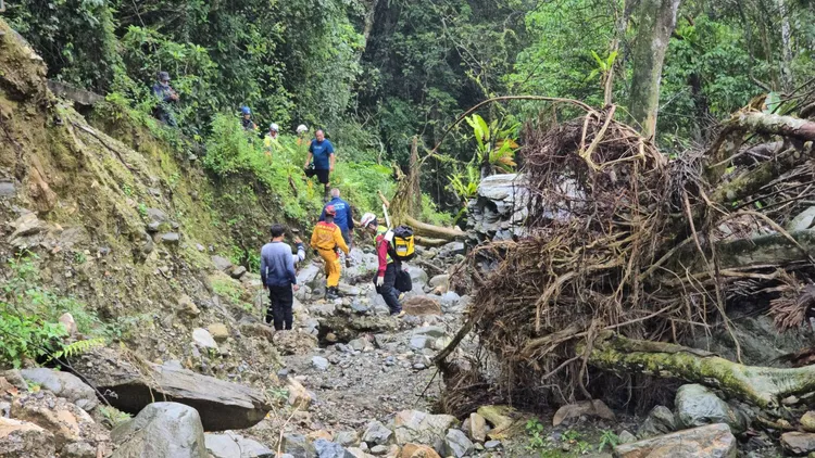 警消在乾枯溪床尋獲墜谷男子。警方提供